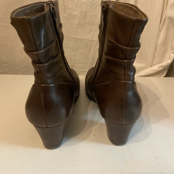 Earth brown slouch style ankle boots with zip up sides size 10 NWT - Picture 3 of 8